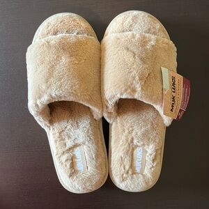 Muk Luks, NWT, platform slide slippers, faux fur, memory foam insole. Size 7-8